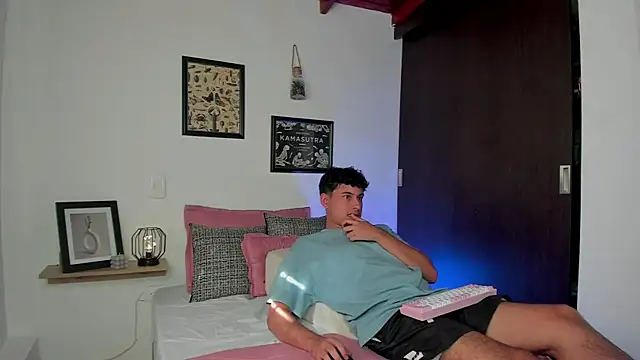 Snapshot of charlottte_queen chatting on 10-28-25, 08:33 charlottte queen online show from 10-28-25, 08:33