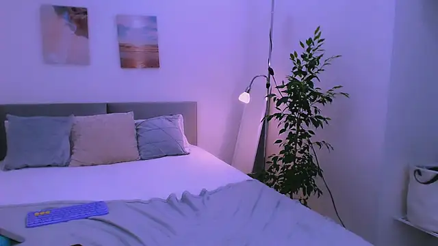 LesleySweet online show from 12-20-25, 04:25