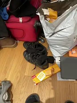 Snapshot of la_chiennete chatting on 12-15-25, 08:51 la chiennete online show from 12-15-25, 08:51