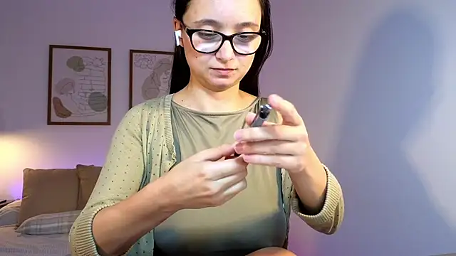 Snapshot of leyla_babe chatting on 12-18-24, 02:17 leyla babe online show from 12-18-24, 02:17