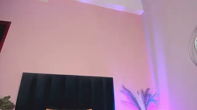 NoraDasilva online show from 12-04-25, 12:42