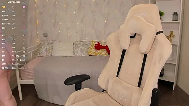 Snapshot of art_lovee chatting on 01-25-25, 07:49 art lovee online show from 01-25-25, 07:49