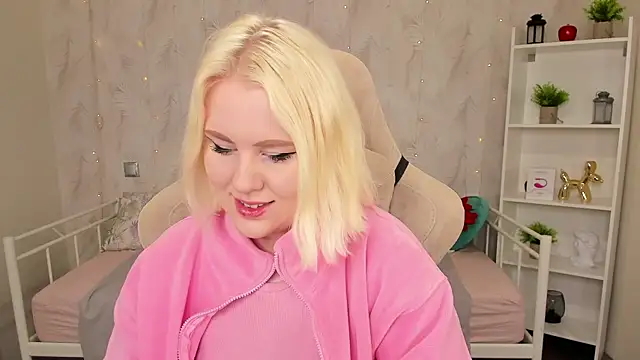 Snapshot of art_lovee chatting on 01-27-25, 01:05 art lovee online show from 01-27-25, 01:05