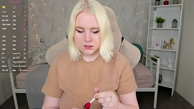 Snapshot of art_lovee chatting on 02-26-25, 08:37 art lovee online show from 02-26-25, 08:37