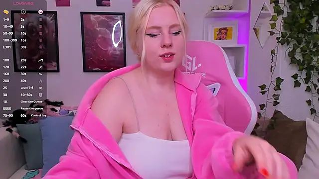 Snapshot of art_lovee chatting on 09-16-25, 01:17 art lovee online show from 09-16-25, 01:17