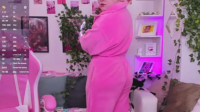 Snapshot of art_lovee chatting on 10-15-25, 02:11 art lovee online show from 10-15-25, 02:11