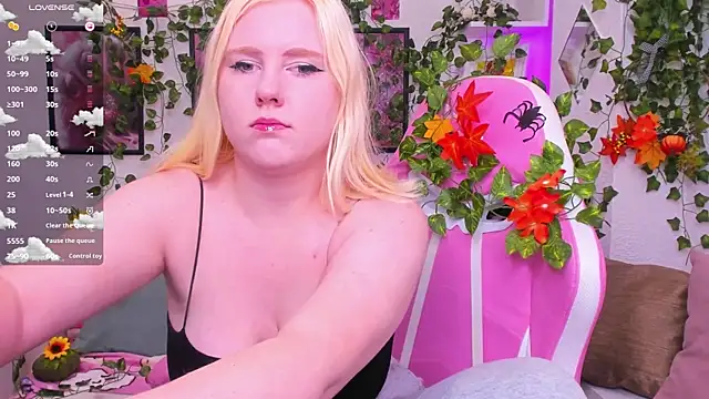 Snapshot of art_lovee chatting on 10-18-25, 02:14 art lovee online show from 10-18-25, 02:14