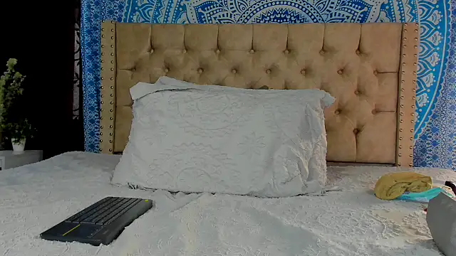 KeryHillson online show from 12-28-24, 01:38