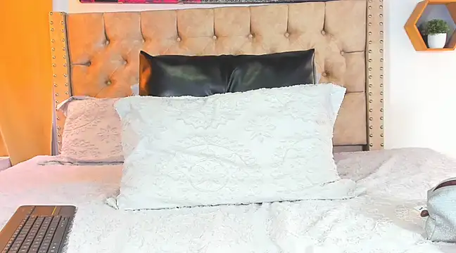 KeryHillson online show from 03-01-25, 02:13