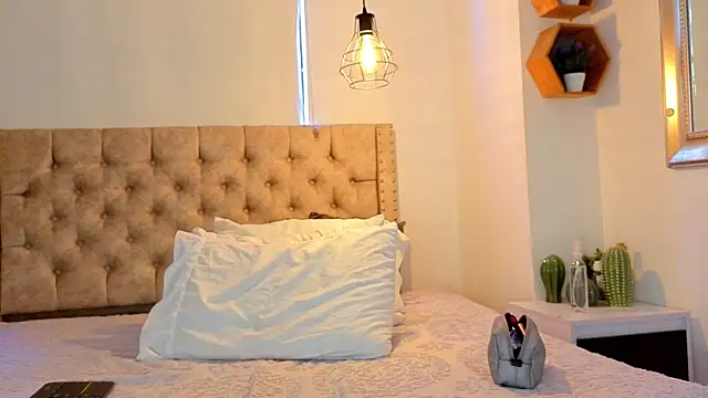 KeryHillson online show from 04-09-26, 02:11