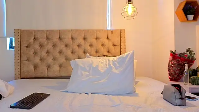 KeryHillson online show from 04-25-26, 02:36