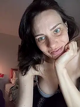 Emyly83 online show from 03-12-26, 12:22