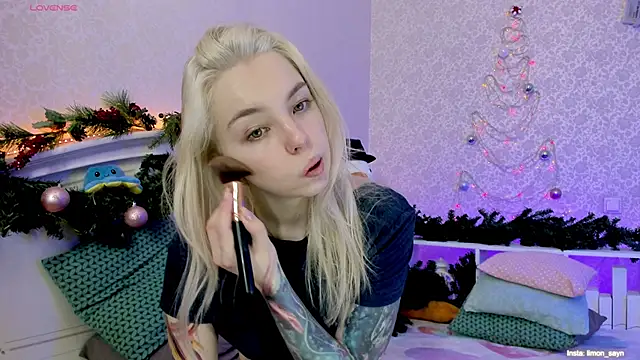 LillyMoure  online show from 01-04-25, 12:05