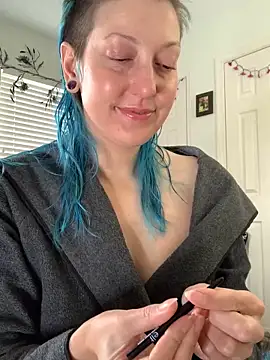 MissCumberdale online show from 12-19-24, 05:08