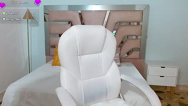 Snapshot of sophia_hadid chatting on 12-02-24, 08:44 sophia hadid online show from 12-02-24, 08:44