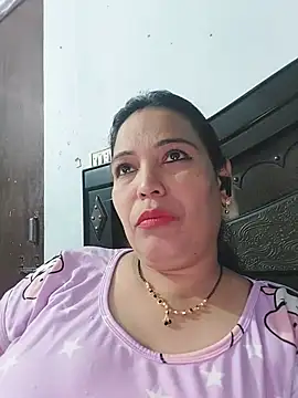 Snapshot of Poojabhabi101 chatting on 07-12-26, 06:15 Poojabhabi101 online show from 07-12-26, 06:15