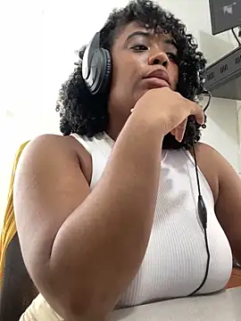 Snapshot of Tyra_Privacy chatting on 03-21-25, 04:29 Tyra Privacy online show from 03-21-25, 04:29