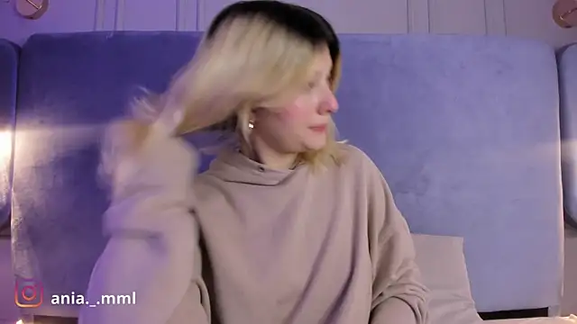 Snapshot of Ania_jones chatting on 09-24-25, 08:01 Ania jones online show from 09-24-25, 08:01