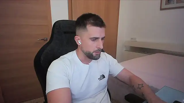 Snapshot of alex877x chatting on 10-24-25, 04:03 alex877x online show from 10-24-25, 04:03