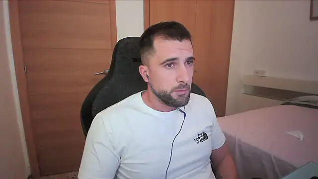 Snapshot of alex877x chatting on 10-28-25, 10:41 alex877x online show from 10-28-25, 10:41