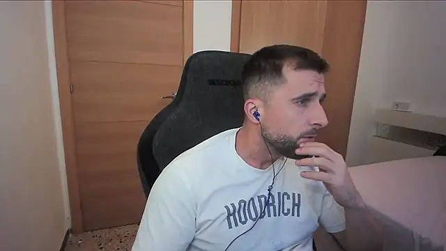 Snapshot of alex877x chatting on 10-28-25, 10:45 alex877x online show from 10-28-25, 10:45