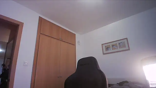 Snapshot of alex877x chatting on 12-01-25, 01:05 alex877x online show from 12-01-25, 01:05