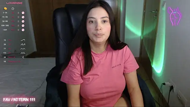 Snapshot of AnnaQueen chatting on 01-06-25, 10:47 AnnaQueen online show from 01-06-25, 10:47