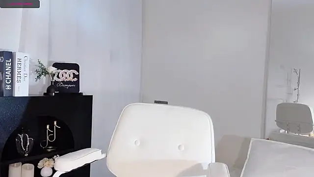 Snapshot of lvy-w chatting on 10-10-25, 01:21 lvy-w online show from 10-10-25, 01:21