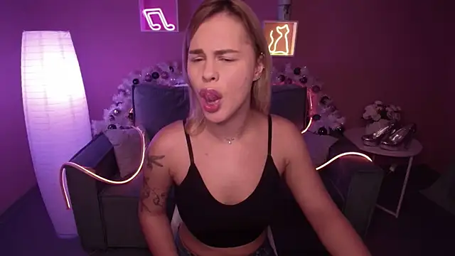 Snapshot of RikaRaily chatting on 12-21-24, 05:47 RikaRaily online show from 12-21-24, 05:47