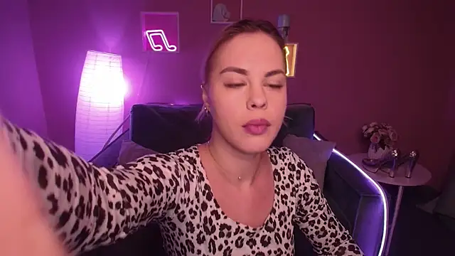 Snapshot of RikaRaily chatting on 01-28-25, 05:43 RikaRaily online show from 01-28-25, 05:43