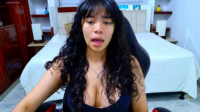 laureentt  online show from 12-19-25, 03:13