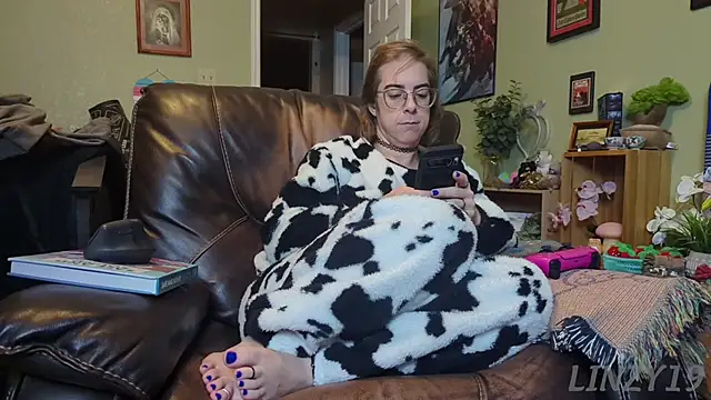 Snapshot of Linzy_19 chatting on 01-22-25, 04:23 Linzy 19 online show from 01-22-25, 04:23