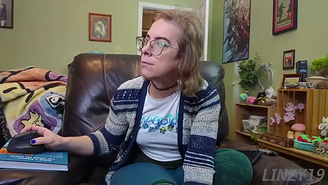 Snapshot of Linzy_19 chatting on 01-24-25, 04:17 Linzy 19 online show from 01-24-25, 04:17