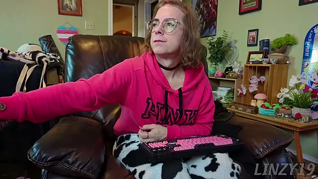 Snapshot of Linzy_19 chatting on 01-29-25, 04:52 Linzy 19 online show from 01-29-25, 04:52