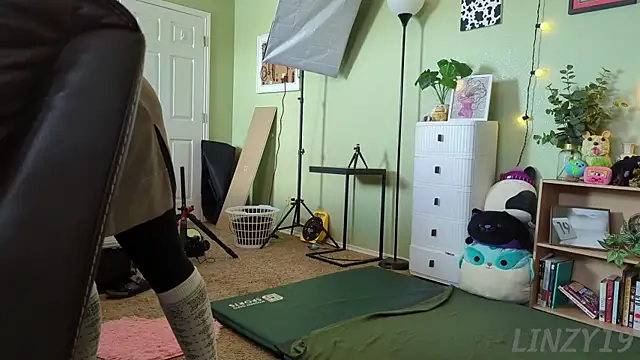 Snapshot of Linzy_19 chatting on 01-31-25, 08:01 Linzy 19 online show from 01-31-25, 08:01