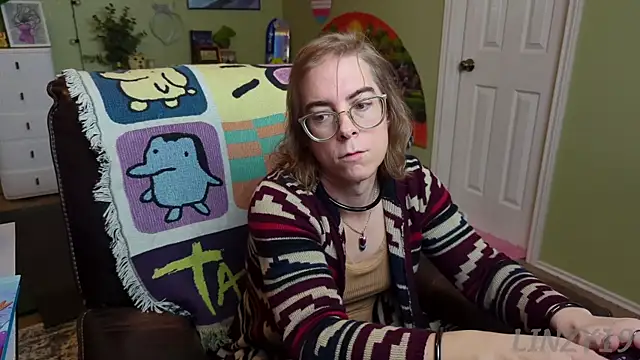 Snapshot of Linzy_19 chatting on 02-18-25, 06:37 Linzy 19 online show from 02-18-25, 06:37