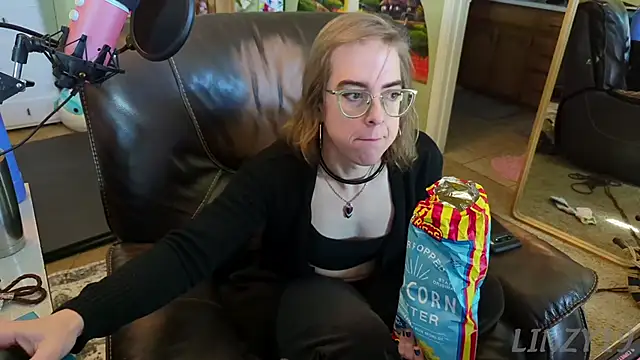 Snapshot of Linzy_19 chatting on 02-24-25, 07:30 Linzy 19 online show from 02-24-25, 07:30