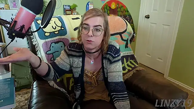 Snapshot of Linzy_19 chatting on 02-27-25, 08:31 Linzy 19 online show from 02-27-25, 08:31