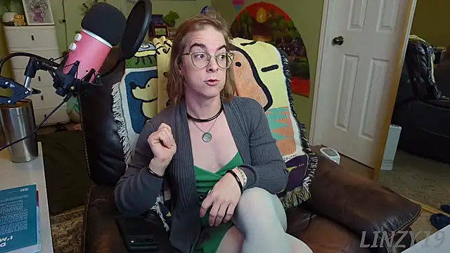 Snapshot of Linzy_19 chatting on 03-04-25, 05:56 Linzy 19 online show from 03-04-25, 05:56