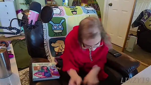 Snapshot of Linzy_19 chatting on 03-10-25, 04:35 Linzy 19 online show from 03-10-25, 04:35