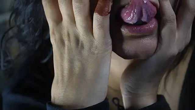 Snapshot of -AyeshaSinghania- chatting on 10-03-25, 05:21 -AyeshaSinghania- online show from 10-03-25, 05:21