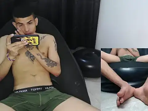 Snapshot of hot_king20 chatting on 02-19-25, 06:43 hot king20 online show from 02-19-25, 06:43