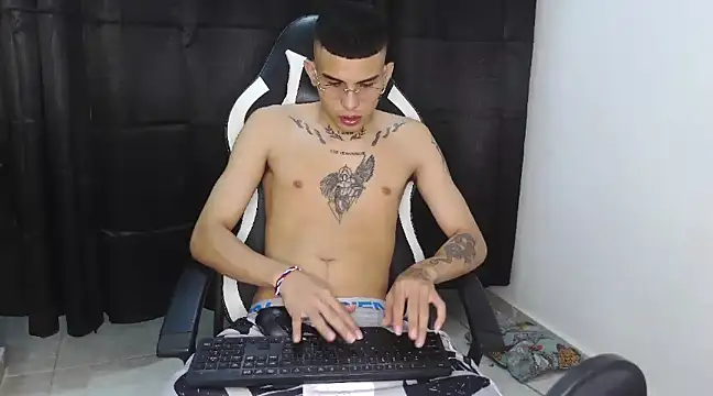 Snapshot of hot_king20 chatting on 03-08-25, 04:23 hot king20 online show from 03-08-25, 04:23