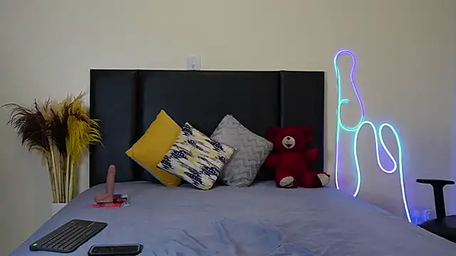 Snapshot of RosesRRed chatting on 12-15-24, 01:02 RosesRRed online show from 12-15-24, 01:02