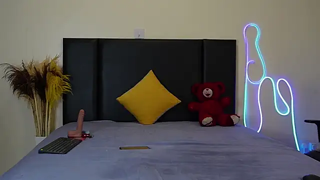 Snapshot of RosesRRed chatting on 12-15-24, 04:07 RosesRRed online show from 12-15-24, 04:07