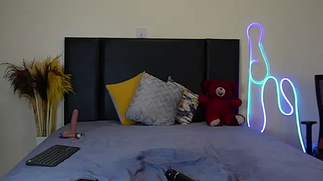 Snapshot of RosesRRed chatting on 12-16-24, 02:36 RosesRRed online show from 12-16-24, 02:36