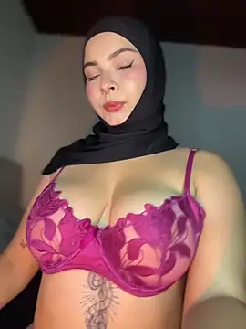 Snapshot of aneesa_darzi chatting on 05-15-26, 09:00 aneesa darzi online show from 05-15-26, 09:00