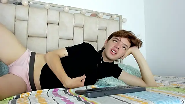 Snapshot of daniel_hot03 chatting on 11-08-25, 02:17 daniel hot03 online show from 11-08-25, 02:17