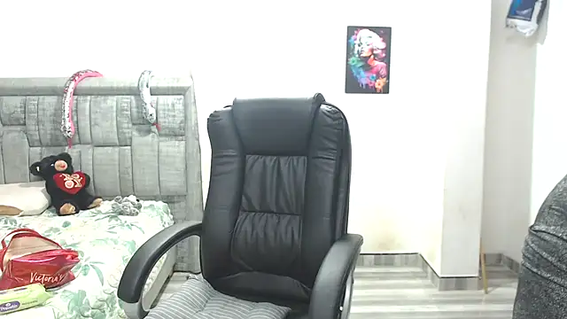 LAURA CRAIZY online show from 01-07-26, 02:58