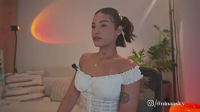 Snapshot of ninaa_sky chatting on 05-29-26, 11:47 ninaa sky online show from 05-29-26, 11:47